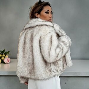 🌟ONE LEFT ON FAVE FUR! Elegant Soft Plush Faux Fur Gradient Collar, Short Coat